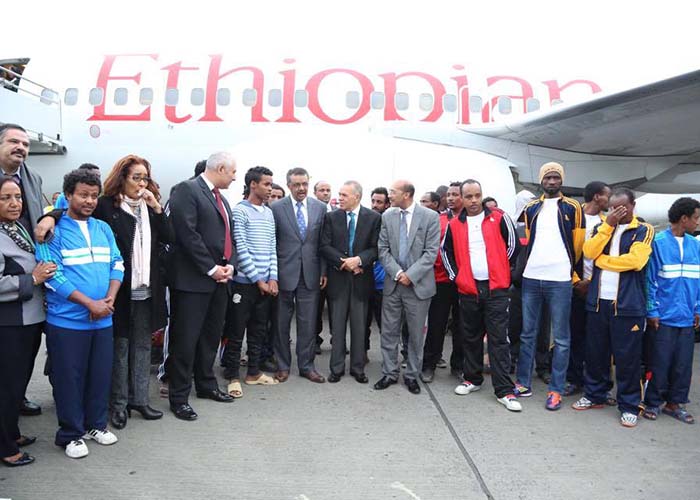 ዶ/ር ቴድሮስ አድሃኖም ከሊብያ የተመለሱትን ኢትዮጵያውያኖች ሲቀበሉ