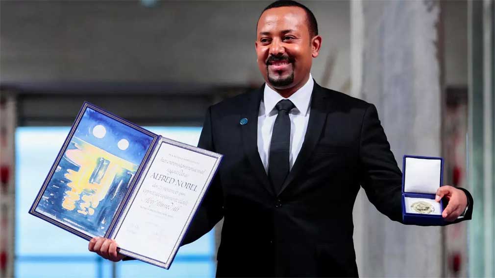 ጠቅላይ ሚኒስትር ዶ/ር ዐቢይ አሕመድ ከኖቤል ሽልማታቸው ጋር