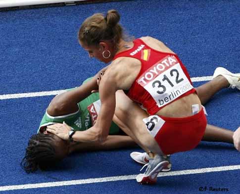 Natalia Rodriguez (R) of Spain holds the hand of Gelete Burka of Ethiopia. August 23, 2009.