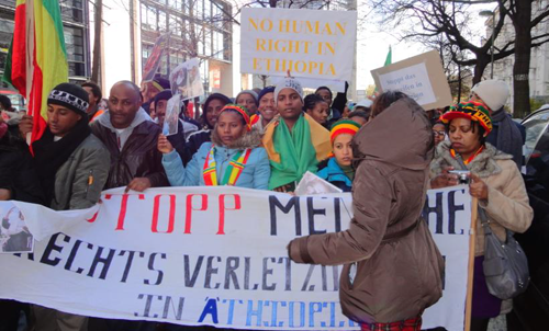 በጀርመን የሚኖሩ ኢትዮጵያውያን ኖቨምበር 6 ቀን 2012 እ.ኤ.አ. በበርሊን ከተማ ያደረጉት ሰላማዊ ሰልፍ Ethiopians protest in Berlin 2012-11-06 በጀርመን የሚኖሩ ኢትዮጵያውያን ኖቨምበር 6 ቀን 2012 እ.ኤ.አ. በበርሊን ከተማ ያደረጉት ሰላማዊ ሰልፍ Ethiopians protest in Berlin 2012-11-06