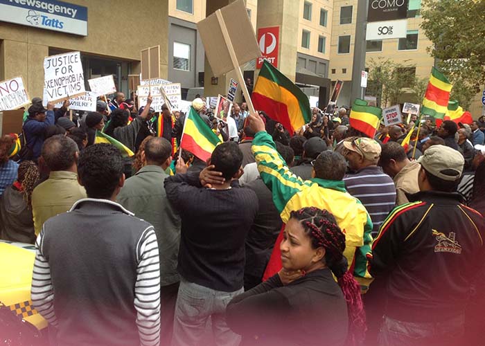 Ethiopians protested in Meelbourne. በሜልበርን የሚገኙ ኢትዮጵያዊያን በደቡብ አፍሪካና በሊቢያ በወገኖቻችን ላይ የተፈጸመውን ኢሰብዓዊ ጥቃት በመቃወም ከፍተኛ የተቃውሞ ሰልፍ አደረጉ Ethiopians protested in Meelbourne. በሜልበርን የሚገኙ ኢትዮጵያዊያን በደቡብ አፍሪካና በሊቢያ በወገኖቻችን ላይ የተፈጸመውን ኢሰብዓዊ ጥቃት በመቃወም ከፍተኛ የተቃውሞ ሰልፍ አደረጉ
