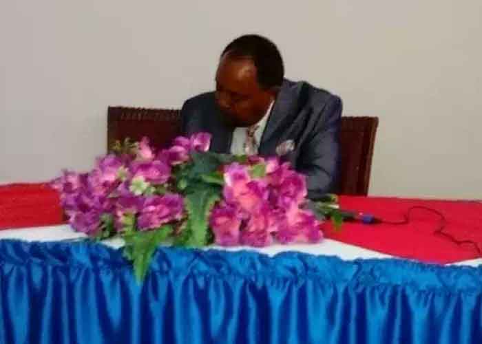Prof. Fikre Tolossa signing his new book in Dire Dawa, 11th Aug. 2016. 