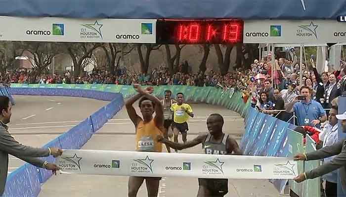 አትሌት ፈይሳ ሌሊሳ ትናንት በሂዩስተን በተካሄደው የግማሽ ማራቶችን ውድድር ዳግም ታሪክ ሠራ Houston half marathon Feyisa Lilesa 2nd place