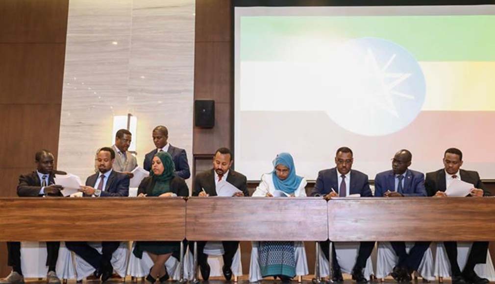 ሦስቱ የኢሕአዴግ እኅት ድርጅቶችና የአምስቱ አጋር ድርጅቶች ሊቃነመናብርት ፊርማቸውን ሲያኖሩ