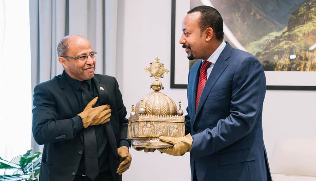 አቶ ሲራክ አስፋው ለጠቅላይ ሚኒስትር ዶ/ር ዐቢይ አሕመድ ዘውዱን ሲያስረክቡ፣ የካቲት 12 ቀን 2012 ዓ.ም.