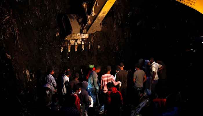 Rescue workers after rubbish landslide in Addis Ababa.